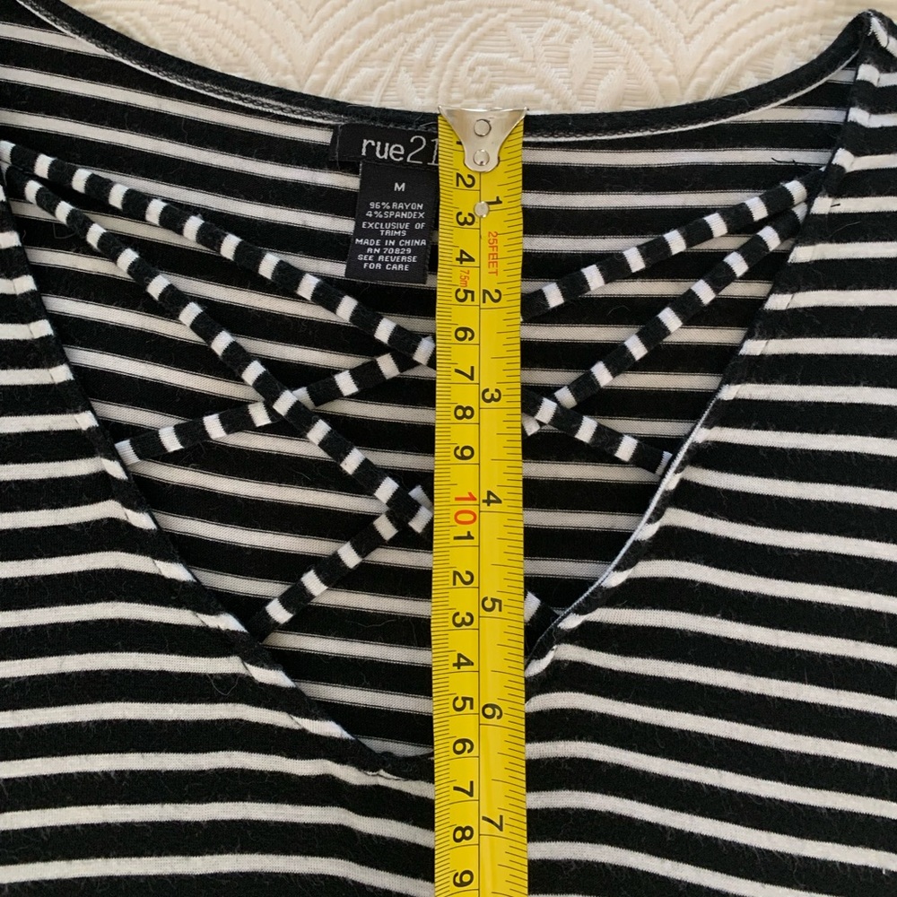 Rue 21 Shirt Criss Cross V Neck Curved Hem Rayon Stripes Black White Women’s M - Picture 9 of 10